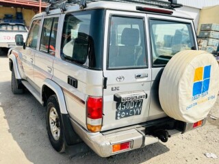 toyota-land-cruiser-v8-toutes-options-pneus-neufs-entretien-regulier