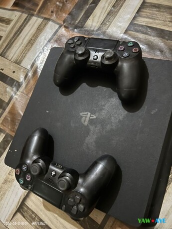 playstation-4-slim-comme-neuf-en-parfait-etat-offrez-vous-le-meilleur-sur-yawaaye-big-0