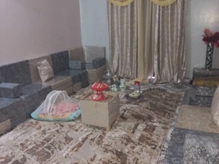 chic-salon-moderne-tapis-rideau-inclus-pour-un-style-elegant-sur-yawaaye