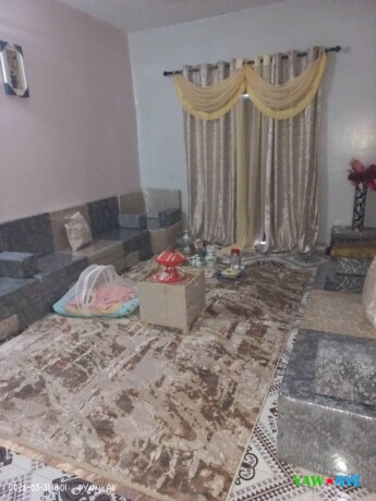 chic-salon-moderne-tapis-rideau-inclus-pour-un-style-elegant-sur-yawaaye-big-1