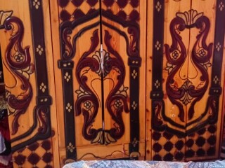 chambre-yemenite-elegante-avec-lit-confortable-et-matelas-de-qualite-yawaaye