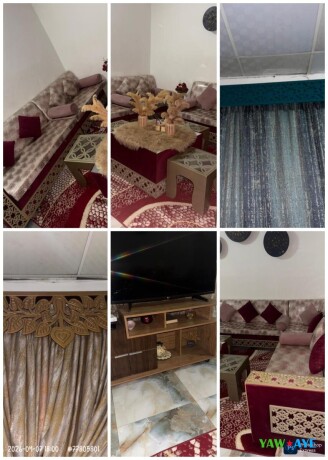 elegant-salon-neuf-avec-table-tv-et-accessoires-de-rideaux-style-et-confort-chez-yawaaye-big-0