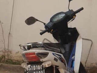 economique-moto-jincheng-110-blanche-bleue-confort-assure-sur-yawaaye