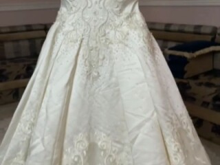 robe-de-mariee-avec-broderie-et-dentelle-fait-main