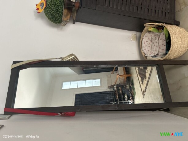 elegant-miroir-sur-pied-en-bois-style-et-charme-pour-votre-decor-big-1