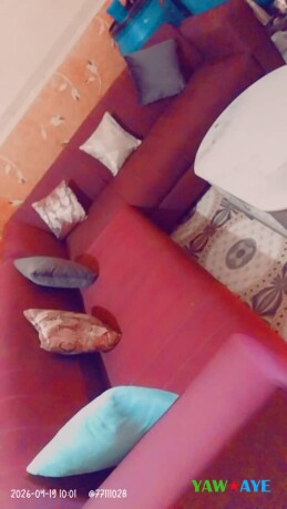 salon-moderne-confortable-comme-neuf-transformez-votre-espace-sur-yawaaye-big-1