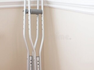 bequilles-metalliques-ajustables-pour-seniors-et-personnes-handicapees-confort-et-securite