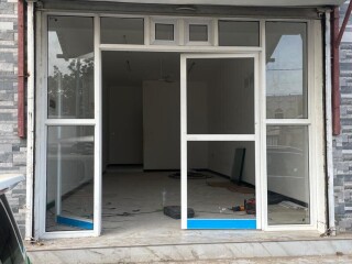 espace-commercial-a-louer-avec-toilette-et-reservoir-deau-rue-mandela-opportunite-a-saisir