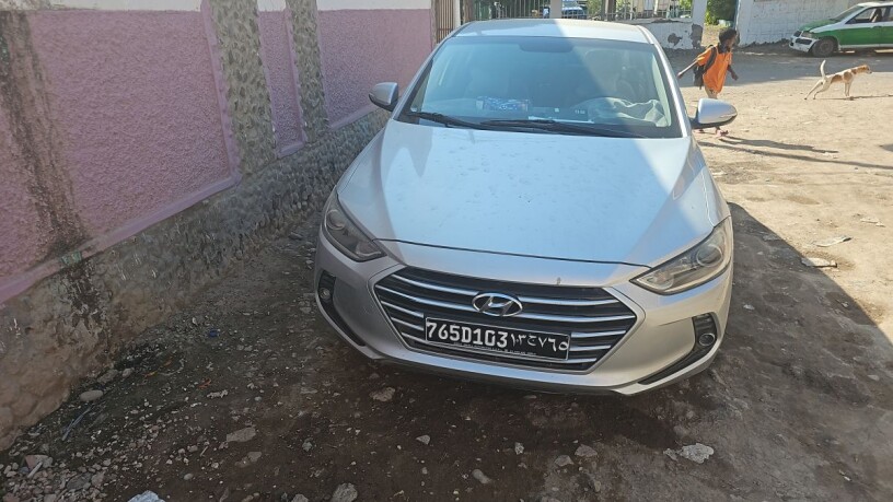 hyundai-avante-2017-boite-automatique-cameras-hd-gazole-5-places-climatisation-fermeture-centrale-vitres-electriques-big-1