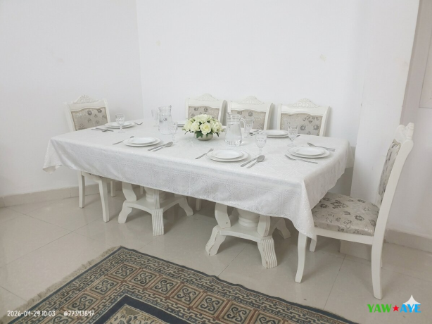 table-a-manger-elegante-avec-8-chaises-confortables-excellent-etat-big-1