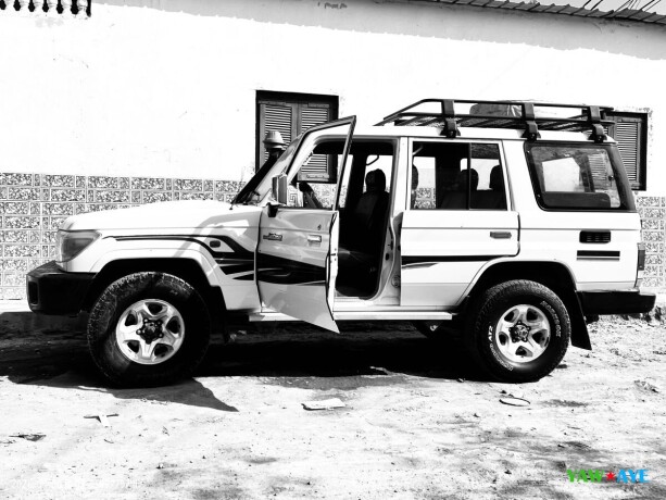 2015-land-cruiser-hard-top-diesel-9-seater-fully-loaded-in-perfect-condition-big-0