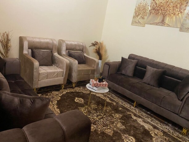 salon-a-vendre-en-excellent-etat-avec-rideau-et-tapis-big-1