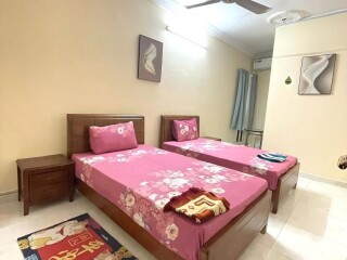 chambre-confortable-avec-lit-double-et-salle-de-bain-privee-a-yawaaye
