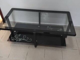 elegante-table-basse-en-verre-avec-structure-noire-chic-style-et-modernite