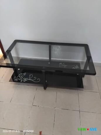 elegante-table-basse-en-verre-avec-structure-noire-chic-style-et-modernite-big-1