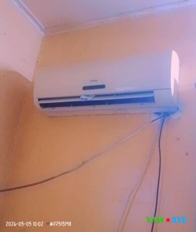 climatiseur-2-cv-en-excellent-etat-rafraichissez-votre-espace-big-1