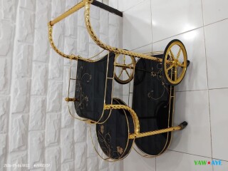 elegant-chariot-noir-dore-a-3-etages-pour-hotel-ou-salon-style-et-praticite