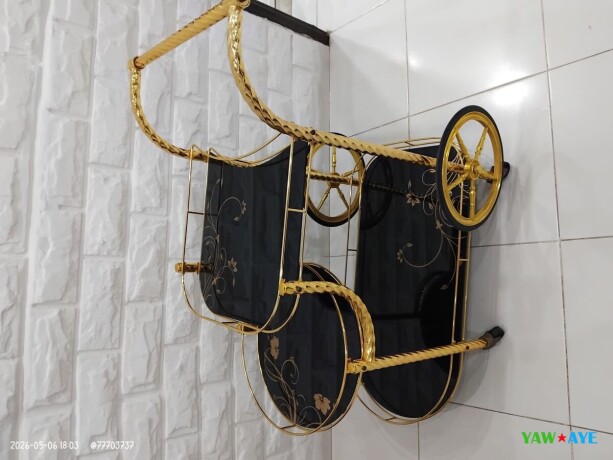 elegant-chariot-noir-dore-a-3-etages-pour-hotel-ou-salon-style-et-praticite-big-0