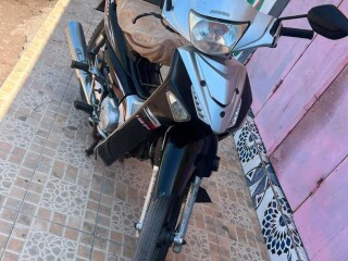 moto-110-en-excellent-etat-fiable-et-prete-a-rouler-sur-yawaaye