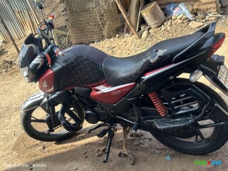 honda-125cc-moto-en-excellent-etat-pret-a-rouler-sur-yawaaye