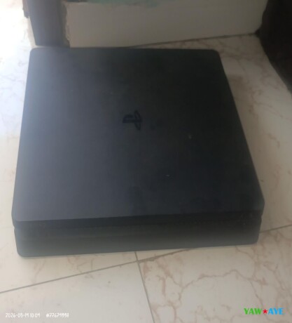 playstation-4-jailbreak-console-manette-en-excellent-etat-sur-yawaaye-big-1