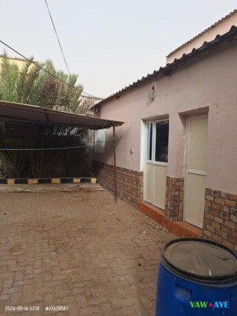 charmante-maison-3-chambres-de-140-m2-avec-parking-a-ambouli-proche-marche-big-0