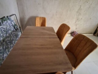salle-a-manger-elegante-avec-5-chaises-en-excellent-etat-offre-a-saisir-sur-yawaaye