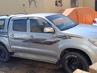 toyota-hilux-2014-diesel-climatise-renault-kwid-2019-essence-economique