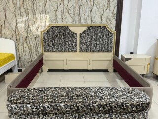 lit-moderne-avec-banc-et-tables-de-chevet