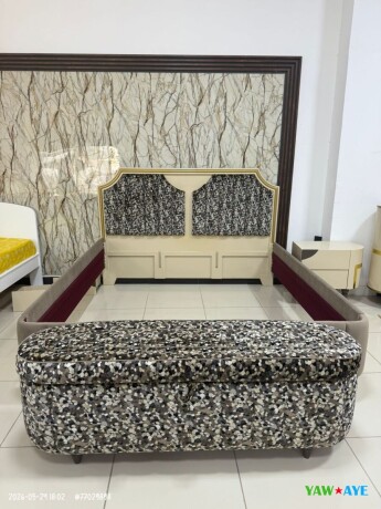 lit-moderne-avec-banc-et-tables-de-chevet-big-1