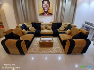 salon-complet-avec-canape-table-basse-et-tapis-assortis