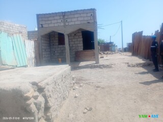 terrains-110-m2-avec-maison-et-toilettes-en-bord-de-route-principale