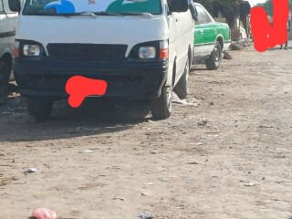 mini-bus-toyota-hiace-en-bon-etat-moteur-fiable