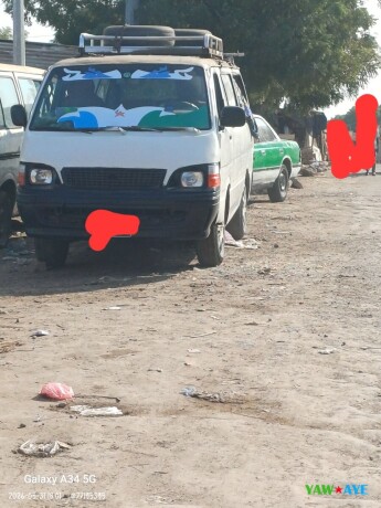 mini-bus-toyota-hiace-en-bon-etat-moteur-fiable-big-1