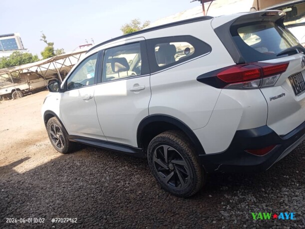 toyota-rush-2019-essence-automatique-7-places-familiale-big-0
