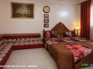 lit-double-confortable-comme-neuf-avec-salon-inclus-yawaaye