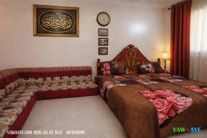 lit-double-confortable-comme-neuf-avec-salon-inclus-yawaaye-big-0