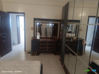 chambre-a-coucher-neuve-en-bon-etat-avec-miroir-fissure-leger