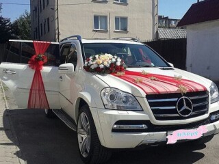 decoration-sur-mesure-elegante-pour-voiture-de-mariage