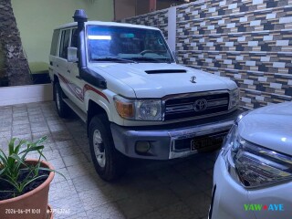 toyota-land-cruiser-76-2017-v8-turbo-diesel-manuelle-en-bon-etat