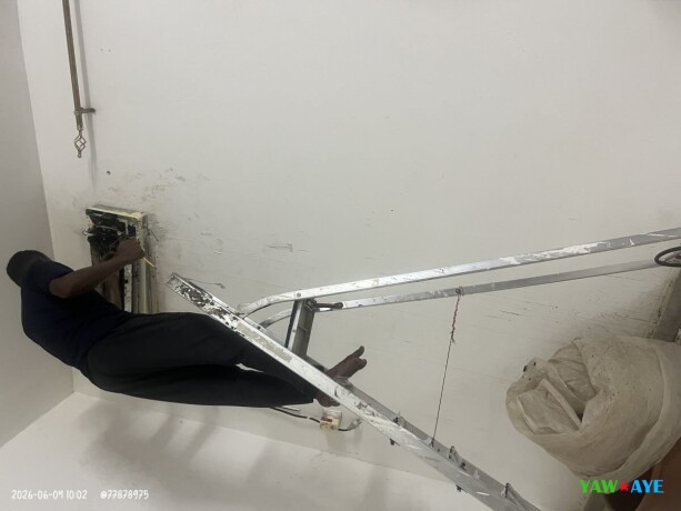 technicien-en-climatisation-pour-installation-et-depannage-professionnel-big-0