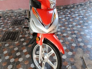 moto-en-excellent-etat-avec-casque-inclus-4-mois-dusage
