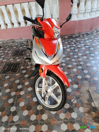 moto-en-excellent-etat-avec-casque-inclus-4-mois-dusage-big-1