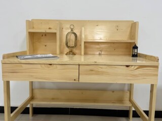 elegant-bureau-en-bois-avec-rangement-pratique-parfait-pour-votre-espace-de-travail