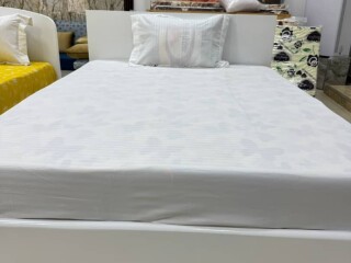 lits-doubles-blancs-elegance-moderne-pour-votre-chambre-yawaaye