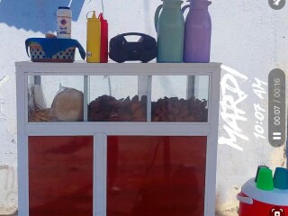 stand-de-snacks-equipe-avec-parasol-et-glaciere