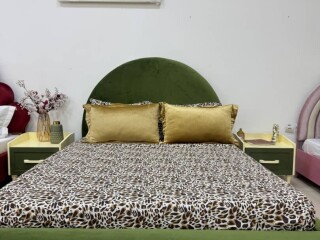 lit-double-elegant-avec-tete-de-lit-arrondie-confort-et-style-chez-yawaaye