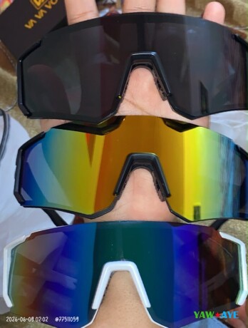 lunettes-de-sport-design-futuriste-avec-ecran-panoramique-big-1