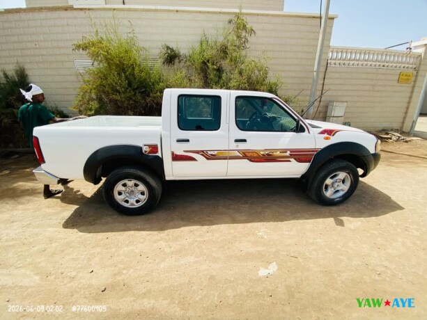 nissan-hard-body-pick-up-en-tres-bon-etat-big-0