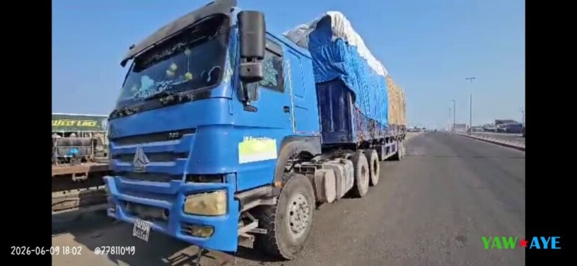 camion-sinotruk-howo-avec-remorque-en-bon-etat-big-0